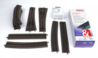 PIKO A-skena med banvall Rälssats C H0