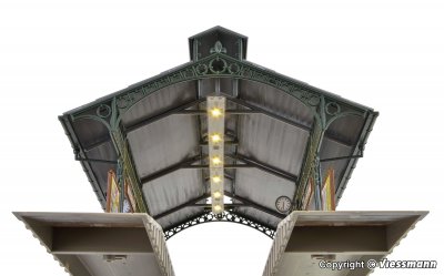 PERRONG MED TAK OCH BELYSNING H0