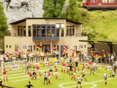 Fotbollsplan med Spelar Klubbhus och Läktare H0 Laserskuret med ljudfunktion